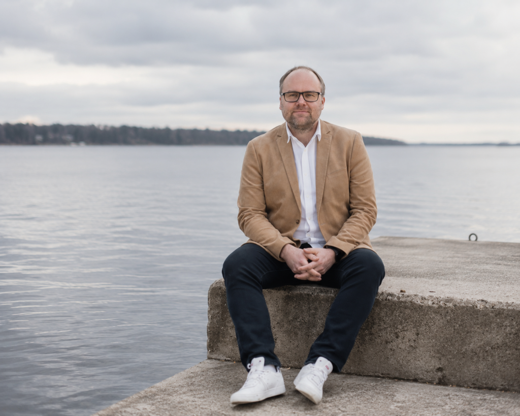 Argo Teetlaus istumas mõtlikult mererannas kivimuulil